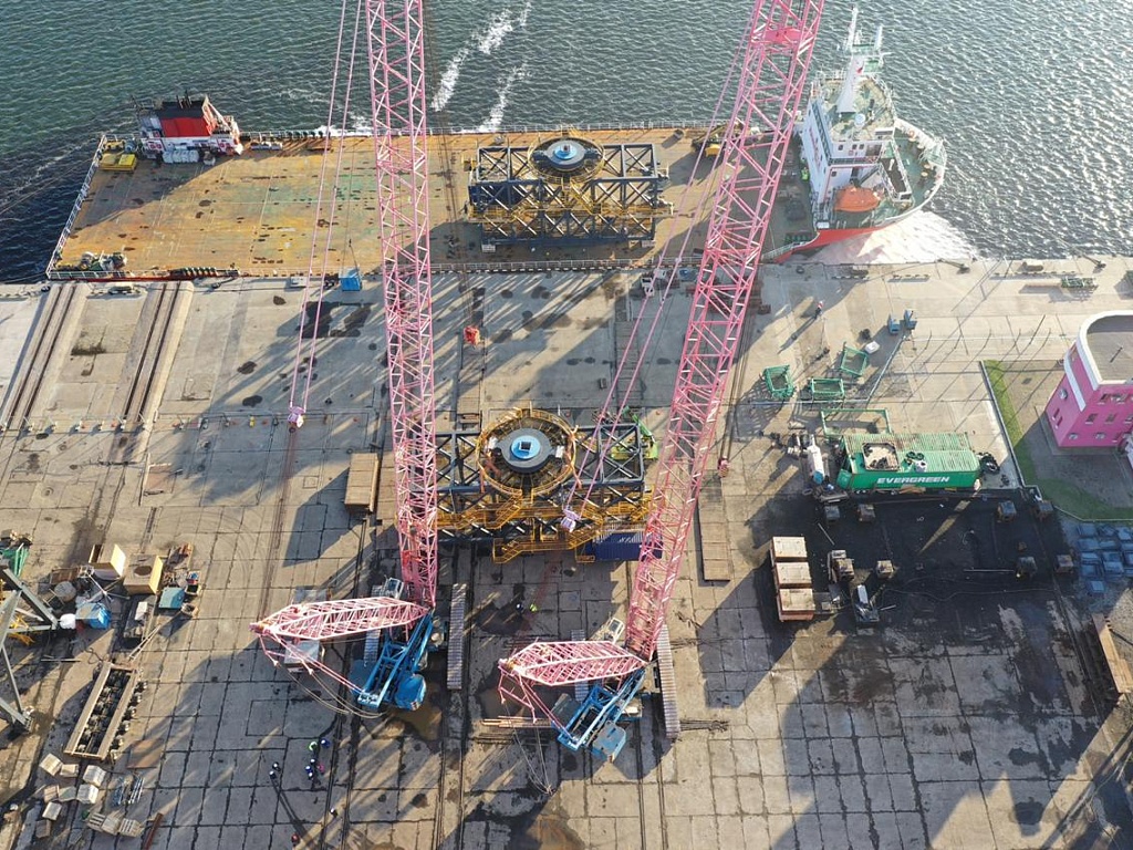 Отгрузка узлов судопогрузочной машины в порт Усть-Луга